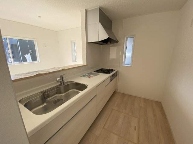 【いわき市小名浜南富岡　第1】　2号棟　※必ずもらえる選べるキャンペーン実施中！のキッチン|■□■キッチンの写真です■□■　対面式キッチンは、リビングの様子を見ながらお料理出来るので、小さなお子様がいらっしゃる方は、安心してお料理出来ますね。