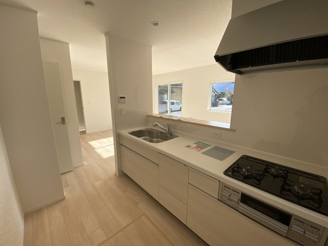 【いわき市小名浜南富岡　第1】　2号棟　※必ずもらえる選べるキャンペーン実施中！のキッチン|■□■キッチンの写真です■□■　システムキッチンは見た目スッキリなのに収納力たっぷりです♪さらに床下収納もありますので、物が多くなりがちなキッチンもスッキリとしていられそうです。