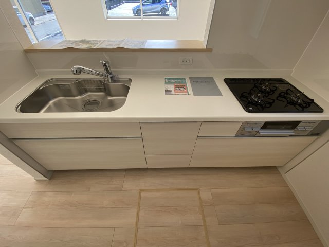 【いわき市小名浜南富岡　第1】　2号棟　※必ずもらえる選べるキャンペーン実施中！のキッチン|■□■キッチンの写真です■□■　家族団らんの時間が増えそうなリビングですね。