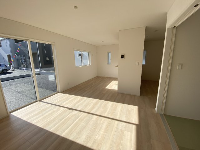 【いわき市小名浜南富岡　第1】　2号棟　※必ずもらえる選べるキャンペーン実施中！の居間・リビング|■□■リビングの写真です■□■　広いリビングで快適に、ゆったりと過ごせますね♪