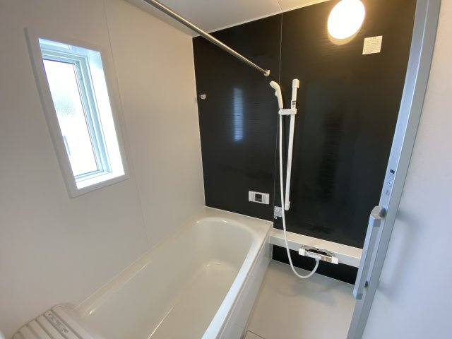 【いわき市小名浜南富岡　第1】　1号棟　※必ずもらえる選べるキャンペーン実施中！の浴室|■□■ユニットバスの写真です■□■　高断熱浴槽なので、温めたお湯の熱を逃がしにくくし、しっかり断熱してくれるので、入浴の時間帯がバラバラでも安心ですね♪