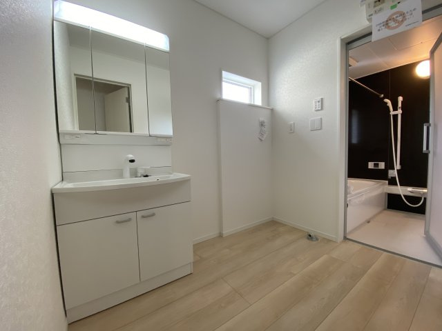 【いわき市小名浜南富岡　第1】　1号棟　※必ずもらえる選べるキャンペーン実施中！の独立洗面台|■□■洗面所の写真です■□■　使い勝手の良い洗面台は、奥様の身支度の時間も楽しくなりそうですね。