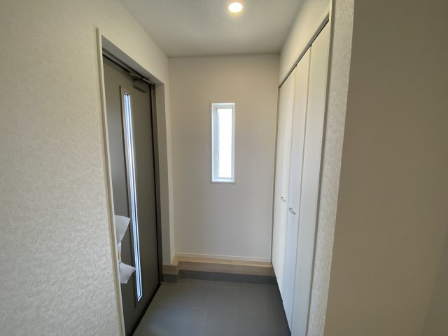 【いわき市小名浜南富岡　第1】　1号棟　※必ずもらえる選べるキャンペーン実施中！の玄関|■□■玄関の写真です■□■　
シューズボックスは収納力たっぷりで、整理整頓も楽ちんですね。