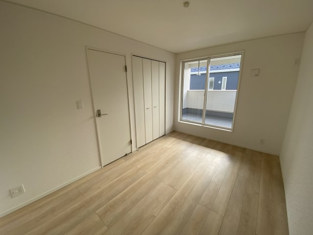 【いわき市小名浜南富岡　第1】　1号棟　※必ずもらえる選べるキャンペーン実施中！の洋室|■□■居室の写真です■□■　
木の温もりがナチュラルでくつろげる空間ですね。