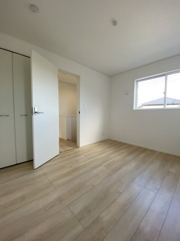 【いわき市小名浜南富岡　第1】　1号棟　※必ずもらえる選べるキャンペーン実施中！の洋室|■□■居室の写真です■□■　
木の温もりがナチュラルでくつろげる空間ですね。