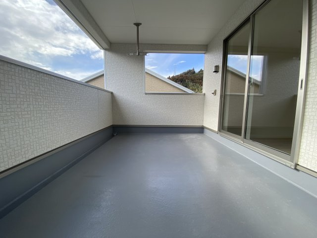 【いわき市小名浜南富岡　第1】　1号棟　※必ずもらえる選べるキャンペーン実施中！のバルコニー|■□■バルコニーの写真です■□■　お布団など大きいものも、充分に干せる広さがございます。