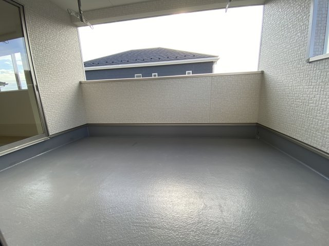 【いわき市小名浜南富岡　第1】　1号棟　※必ずもらえる選べるキャンペーン実施中！のバルコニー|◆バルコニーの写真です◆　お布団など大きいものも、充分に干せる広さがございます。人気のベランピングも楽しめる広さ！自宅のアウトドア空間でゆったり過ごせます。

