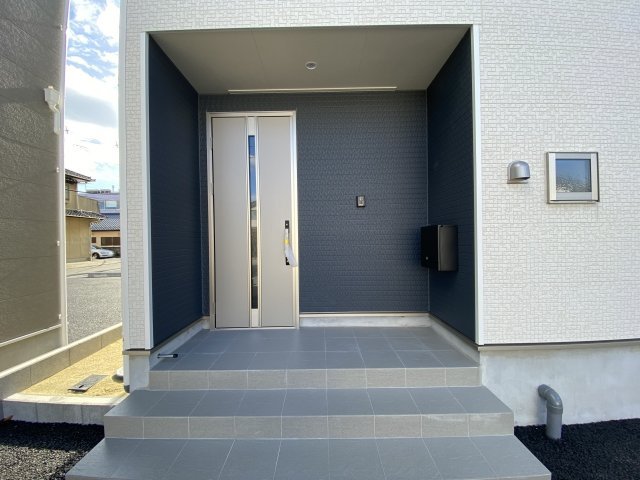 【いわき市小名浜南富岡　第1】　1号棟　※必ずもらえる選べるキャンペーン実施中！の玄関|■□■玄関の写真です■□■　
お洒落な玄関はお客様からも喜んでいただけそうですね！！