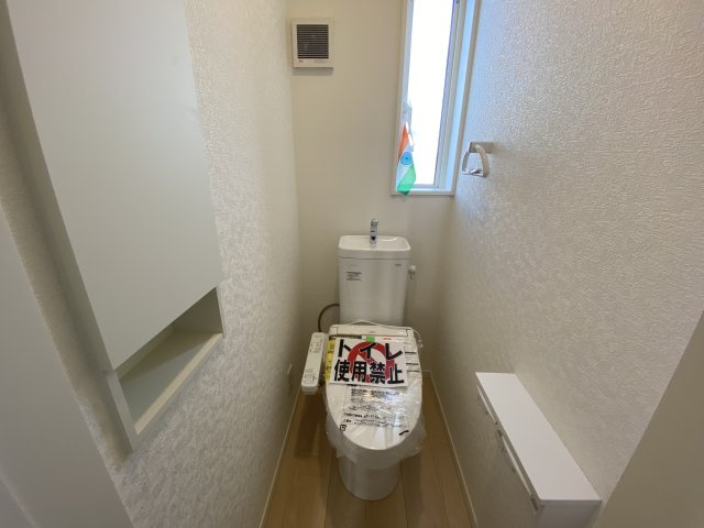 【いわき市小名浜南富岡　第1】　1号棟　※必ずもらえる選べるキャンペーン実施中！のトイレ|◆トイレの写真です◆
便器にフチがないので汚れが隠れて見えない部分がありません。 お手入れがとってもラクラクです♪　一階、二階にそれぞれトイレがございますので、ご家族の多い方でも安心ですね♪
