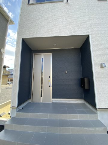 【いわき市小名浜南富岡　第1】　1号棟　※必ずもらえる選べるキャンペーン実施中！の玄関|◆玄関の写真です◆
家族の帰りを待ち、訪れる方を優しく迎える。
そんな安らぎに満ちた生活空間にピッタリの玄関ですね♪（＾＾）

