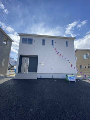 【いわき市小名浜南富岡　第1】　1号棟　※必ずもらえる選べるキャンペーン実施中！の駐車場|◆カースペースの写真です◆
陽当りの良い駐車場は週末の洗車も快適です♪お車の他にも、自転車をとめられそうなスペースもございます。
