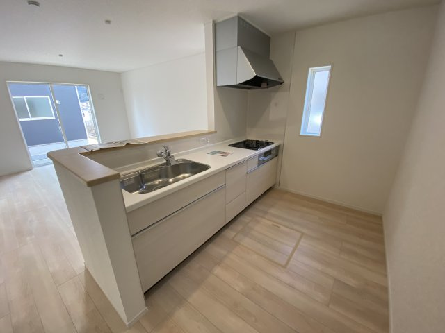 【いわき市小名浜南富岡　第1】　1号棟　※必ずもらえる選べるキャンペーン実施中！のキッチン|■□■キッチンの写真です■□■　対面式キッチンは、リビングの様子を見ながらお料理出来るので、小さなお子様がいらっしゃる方は、安心してお料理出来ますね。