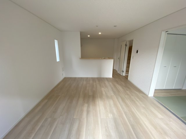 【いわき市小名浜南富岡　第1】　1号棟　※必ずもらえる選べるキャンペーン実施中！の居間・リビング|■□■リビングの写真です■□■　広いリビングで快適に、ゆったりと過ごせますね♪