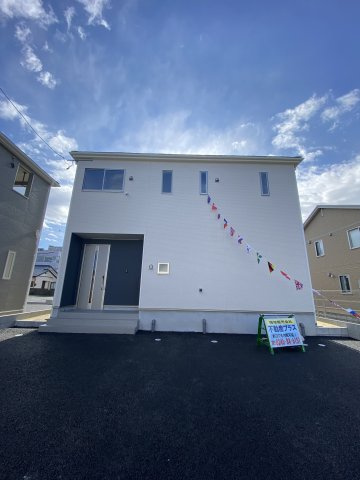 【いわき市小名浜南富岡　第1】　1号棟　※必ずもらえる選べるキャンペーン実施中！の前面道路含む現地写真|外壁仕上げ材は窯業系サイディング。裏面に付着した汚れが、雨水によって流れ落ちやすい「防汚機能付きサイディング」を採用。外壁の美しさが長持ちします♪