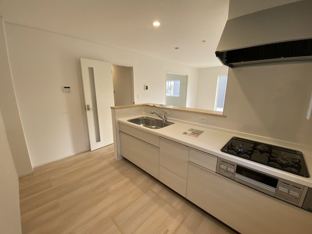 【いわき市小名浜南富岡　第1】　1号棟　※必ずもらえる選べるキャンペーン実施中！のキッチン|■□■キッチンの写真です■□■　システムキッチンは見た目スッキリなのに収納力たっぷりです♪さらに床下収納もありますので、物が多くなりがちなキッチンもスッキリとしていられそうです。