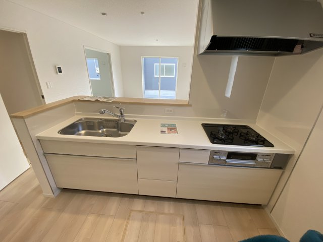 【いわき市小名浜南富岡　第1】　1号棟　※必ずもらえる選べるキャンペーン実施中！のキッチン|■□■キッチンの写真です■□■　家族団らんの時間が増えそうなリビングですね。