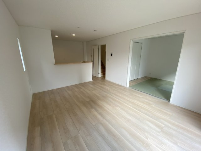 【いわき市小名浜南富岡　第1】　1号棟　※必ずもらえる選べるキャンペーン実施中！の居間・リビング|■□■リビングの写真です■□■　家族団らんの時間が増えそうなリビングですね。