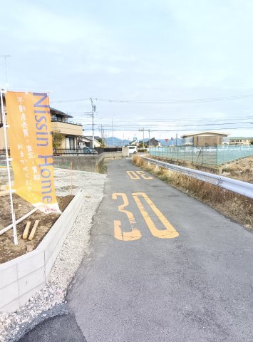 筑西市二木成　第2　1号棟の前面道路含む現地写真