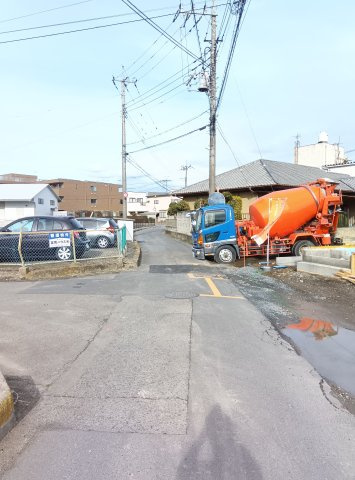 筑西市二木成　第2　1号棟の前面道路含む現地写真