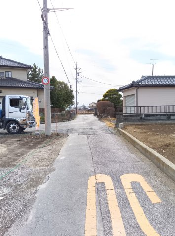 筑西市二木成　第2　1号棟の前面道路含む現地写真