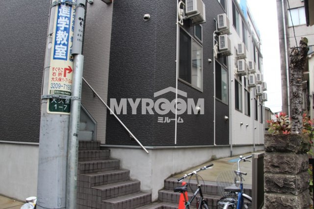 シャンブル東新宿のエントランス|1Fでも中2Fの高さ