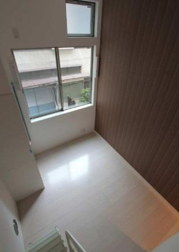 シャンブル東新宿の居間・リビング|スキップフロア採用！ホワイトフローリング☆（同一仕様写真）