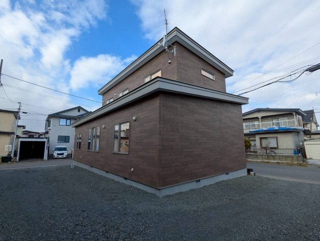 釧路町若葉4丁目　フルリノベーション済中古住宅の前面道路含む現地写真