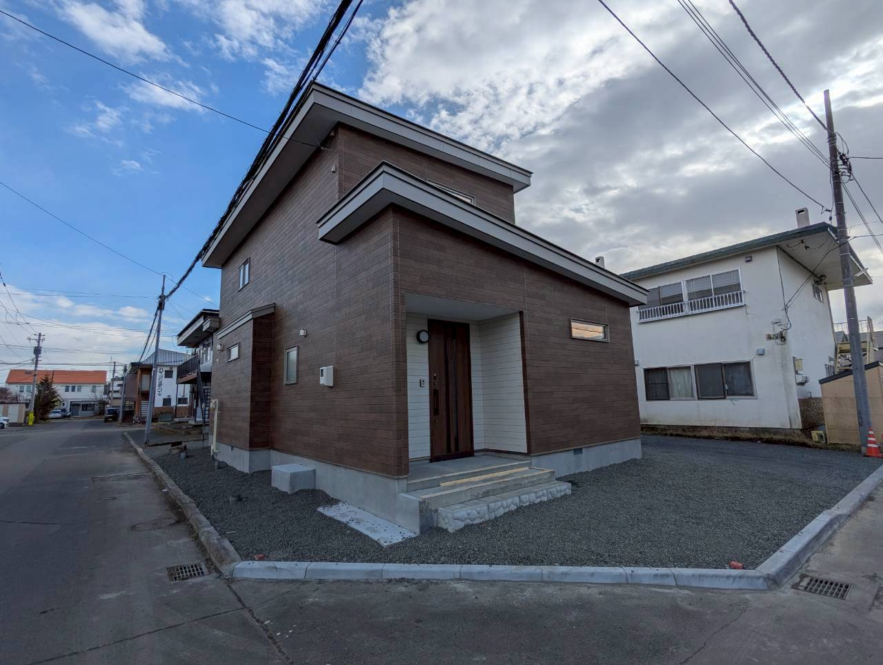 【オープンハウス開催！！3月7日・8日の2日間！】釧路町若葉4丁目　フルリノベーション済中古住宅の玄関