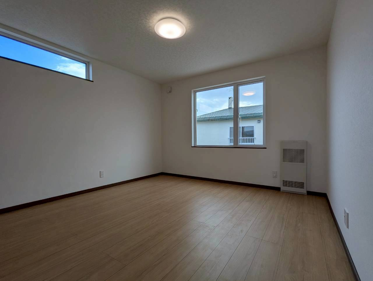 【オープンハウス開催！！3月7日・8日の2日間！】釧路町若葉4丁目　フルリノベーション済中古住宅の居間・リビング