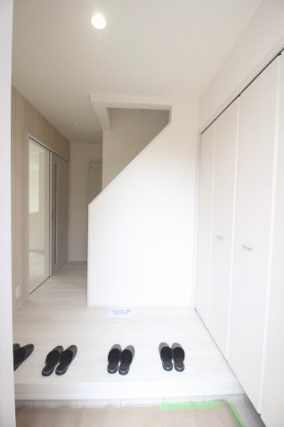 野木町若林　第２の玄関|ゆとりのある広さで、家族が並んで靴の脱ぎ履きがしやすい空間です！窓から光も入り、明るく気持ちよくお客様を迎えられます。