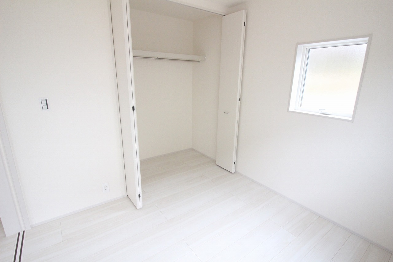 野木町若林　第２の洋室|リビングとつながる便利なお部屋。クローゼット付きで衣類や日用品もすっきり収納でき、生活空間を広く使えます。