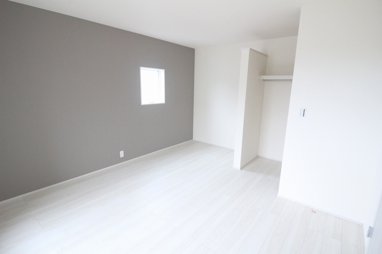 野木町若林　第２の寝室|2階西側8.5帖洋室。アクセントクロスが映える落ち着いた雰囲気のお部屋です！主寝室にもぴったりな広さで、ベッドを置いてもゆとりがあります。