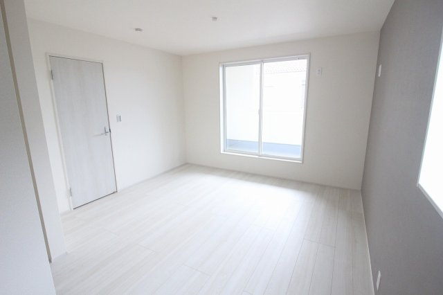 野木町若林　第２の寝室|大きな窓から光が入り明るい空間！家具配置もしやすい間取りなので、寝室はもちろん趣味部屋としても使いやすいお部屋です。