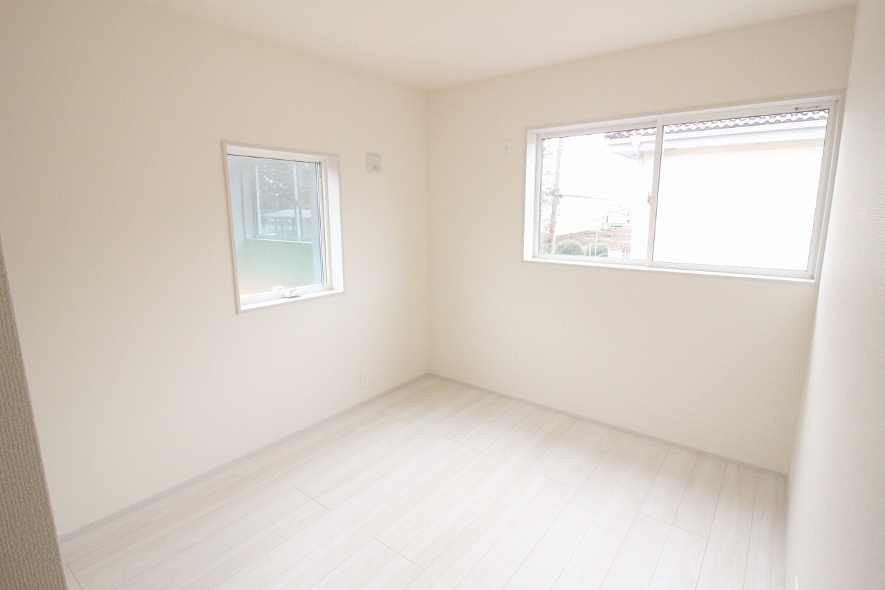 野木町若林　第２の子供部屋|2階東側5.2帖洋室。二面採光で明るく、風通しの良いお部屋です！お子さまのお部屋や書斎としても使いやすい広さです。