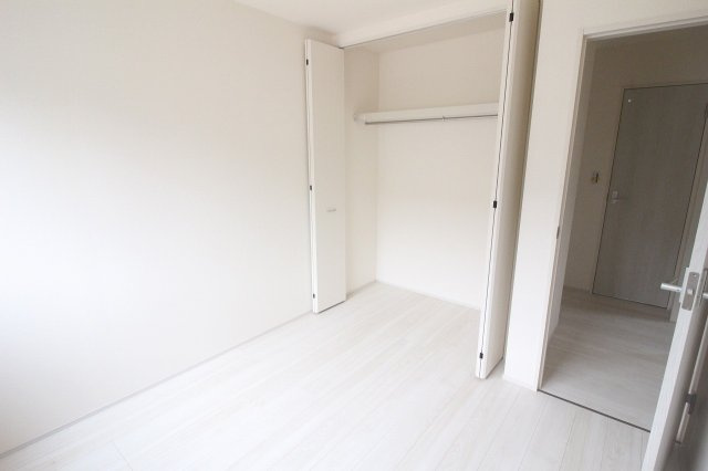 野木町若林　第２の洋室|衣類や荷物もしっかり収納できるので、お部屋を広くすっきりと使うことができます。お子さまのお部屋や書斎としてもおすすめです。