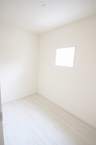 野木町若林　第２の収納|2階納戸は季節物の家電や日用品のストックなどをまとめて収納できる便利なスペースです！窓付きで換気もしやすく、収納部屋として使いやすい空間になっています。