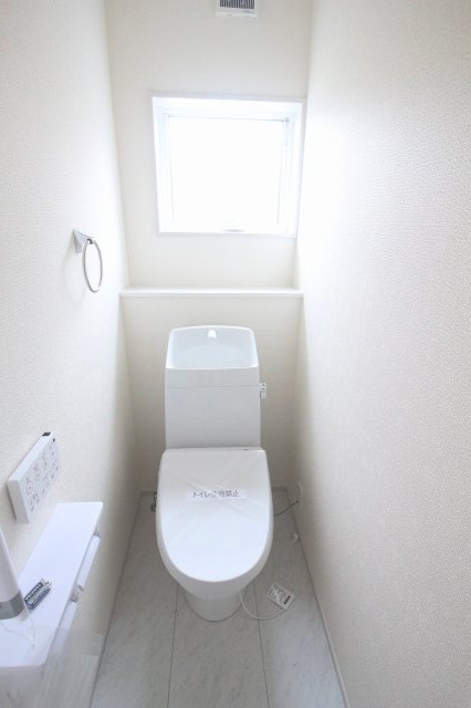 野木町若林　第２のトイレ|2階トイレ。各階にトイレがあるので、朝の忙しい時間帯や来客時にも安心して使える便利な設備です。