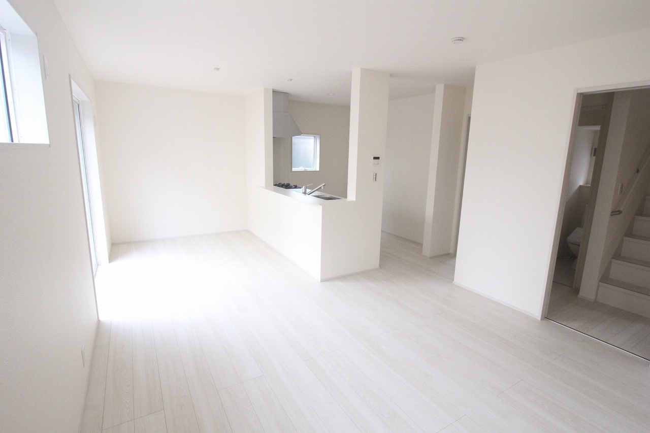 野木町若林　第２の居間・リビング|大きな窓から自然光が差し込む明るい空間！家具の配置もしやすい広さがあり、ダイニングスペースとリビングスペースをゆったり分けて使えます。