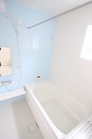 野木町若林　第２の浴室|爽やかなアクセントパネルが印象的なバスルームです！浴槽もゆったりしており、一日の疲れをしっかり癒せる快適な空間になっています。