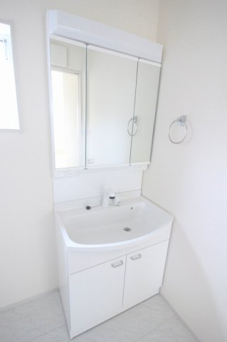 野木町若林　第２の独立洗面台|三面鏡タイプの洗面化粧台は鏡裏にも収納があり、洗面用品や小物をすっきり整理できます！朝の身支度もスムーズに行えます。