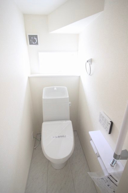 野木町若林　第２のトイレ|1階トイレ。窓付きで明るく換気もしやすい清潔感のある空間です！温水洗浄便座付きで、毎日快適にお使いいただけます。