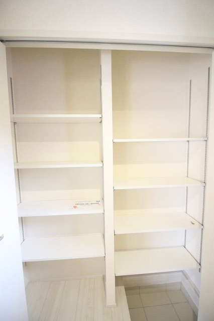 野木町若林　第２の玄関|可動棚タイプで靴の高さに合わせて調整できる便利な収納です！ご家族分の靴もしっかり整理でき、玄関をすっきり保てます。