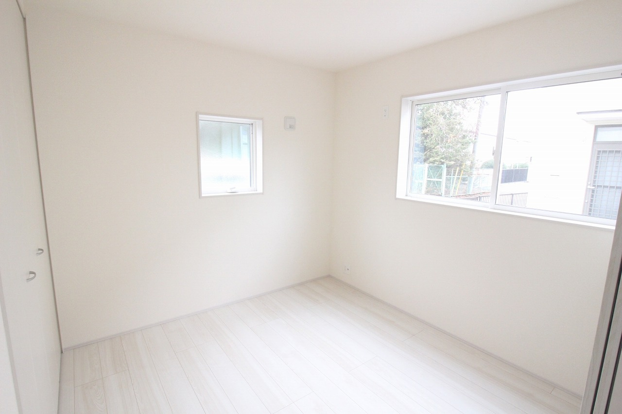 野木町若林　第２の洋室|1階4.5帖洋室。リビング横にある使い勝手の良いお部屋です！客間やお子さまの遊び部屋、在宅ワークスペースなど様々な用途で活用できます。