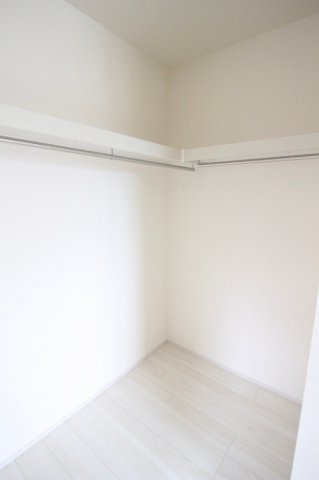 野木町若林　第２の収納|ウォークインクローゼット付きなので、衣類はもちろん、季節物やバッグなどもまとめて収納できる便利な収納スペースです。