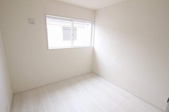 野木町若林　第２の洋室|2階4.7帖洋室。シンプルで使いやすい間取りのお部屋です！窓から自然光が入り、明るく気持ちの良い空間になっています。