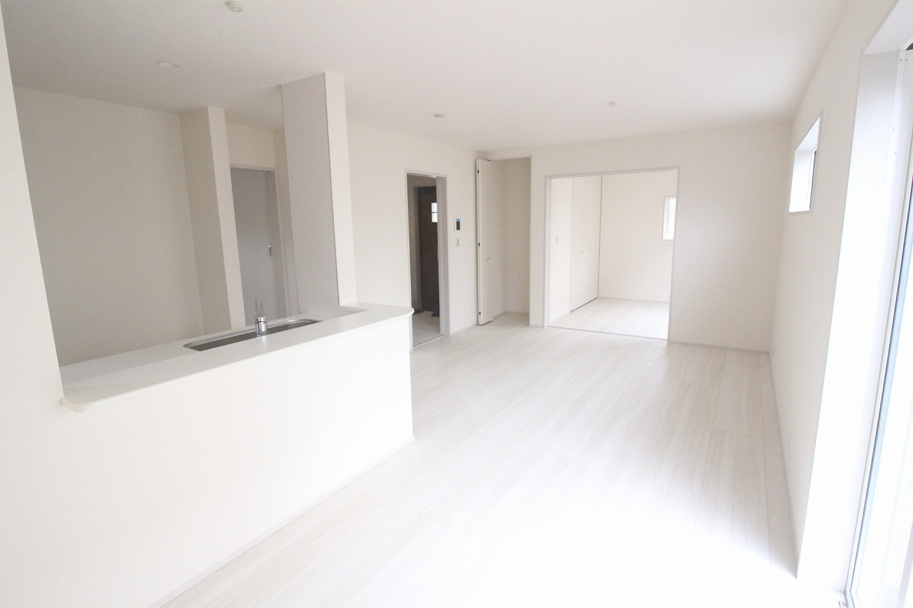 野木町若林　第２の居間・リビング|1階LDK16帖。白を基調とした明るく開放感のあるリビング空間です！キッチンからリビング全体が見渡せるので、ご家族との会話を楽しみながら家事ができます。