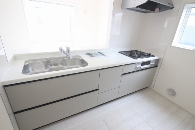 野木町若林　第２のキッチン|対面式のシステムキッチンは調理スペースも広く、お料理がしやすい設計です！収納も豊富なのでキッチン用品もすっきり整理できます。