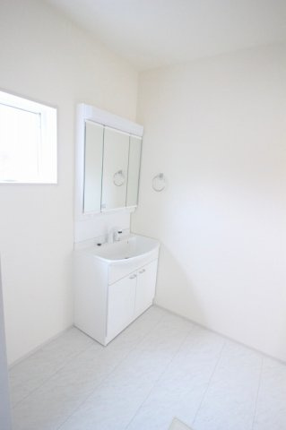 野木町若林　第２の脱衣所|ゆとりのある脱衣スペース。洗濯機置き場もしっかり確保されており、洗濯や着替えがしやすい使い勝手の良い空間になっています。