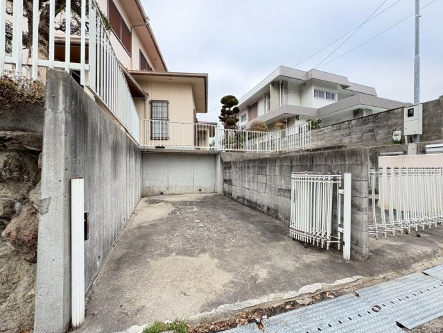 古江台2丁目貸家の駐車場