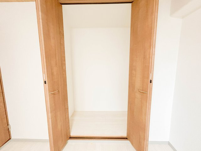 【収納】 | エンゼルハイム西椎路 中古マンション XM05977 | エンゼルハイム西椎路　洋室6.5帖収納　リフォーム後